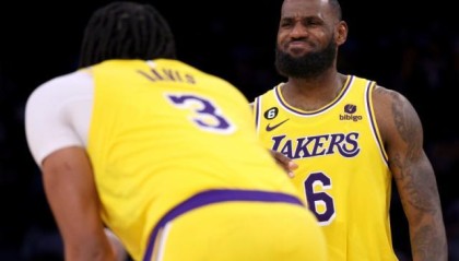 开云体育-詹姆斯内收肌拉伤将休战，湖人面对更严峻的挑战